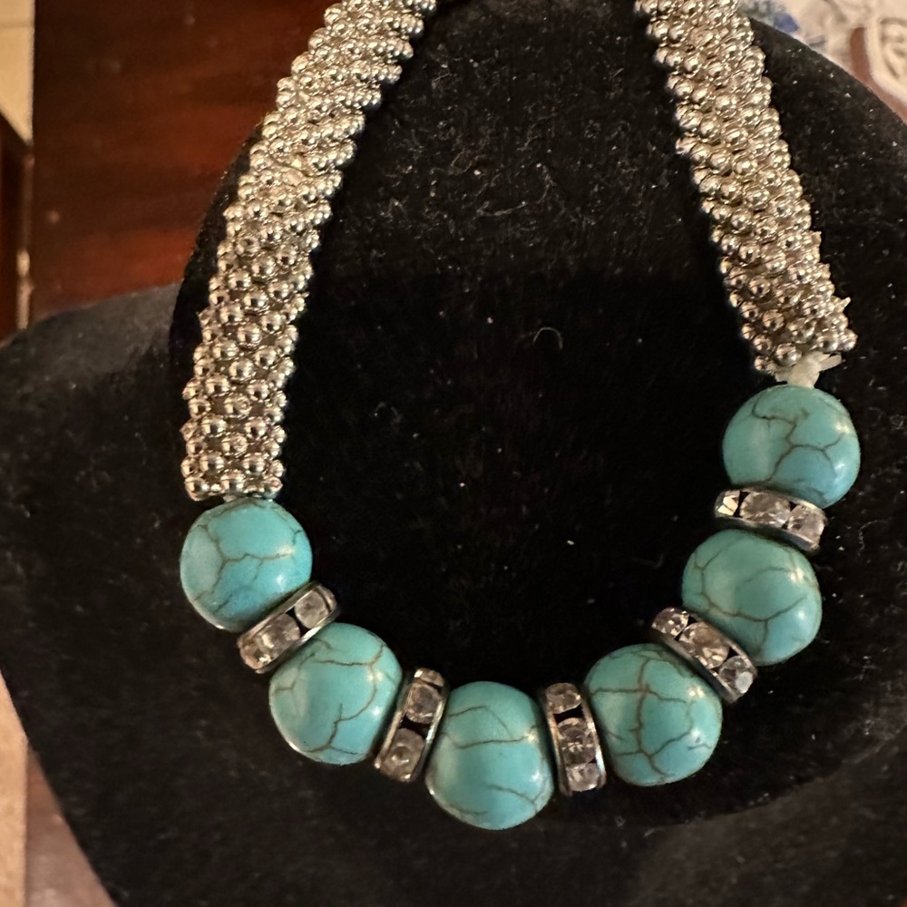 Women’s silver tone stretch bracelet